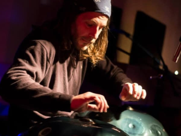 Caisaman, handpan artist