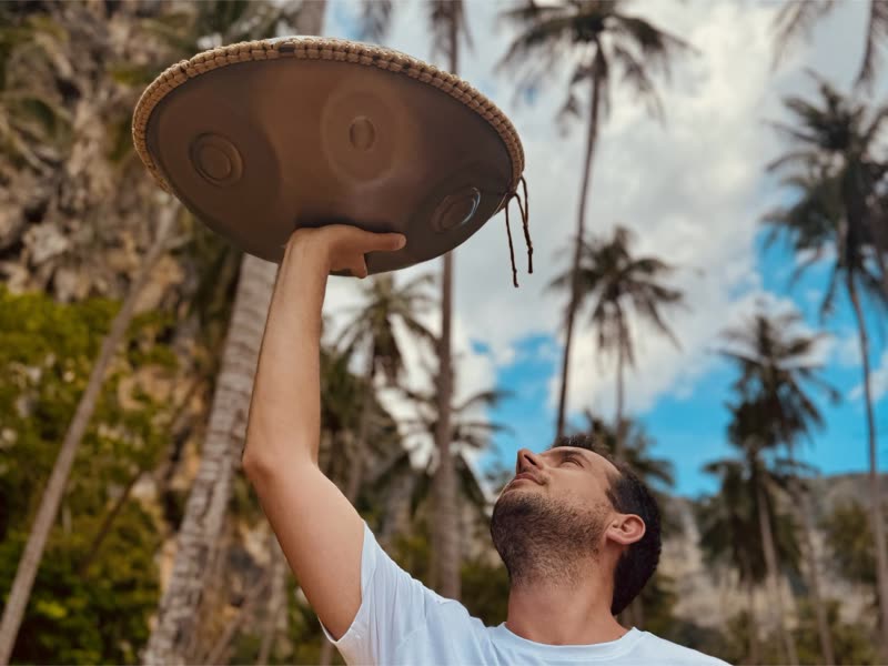 Łukasz Dembiński, handpan artist